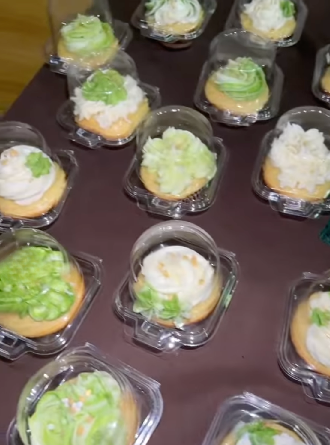 Vanilla Cupcakes (4 ct)