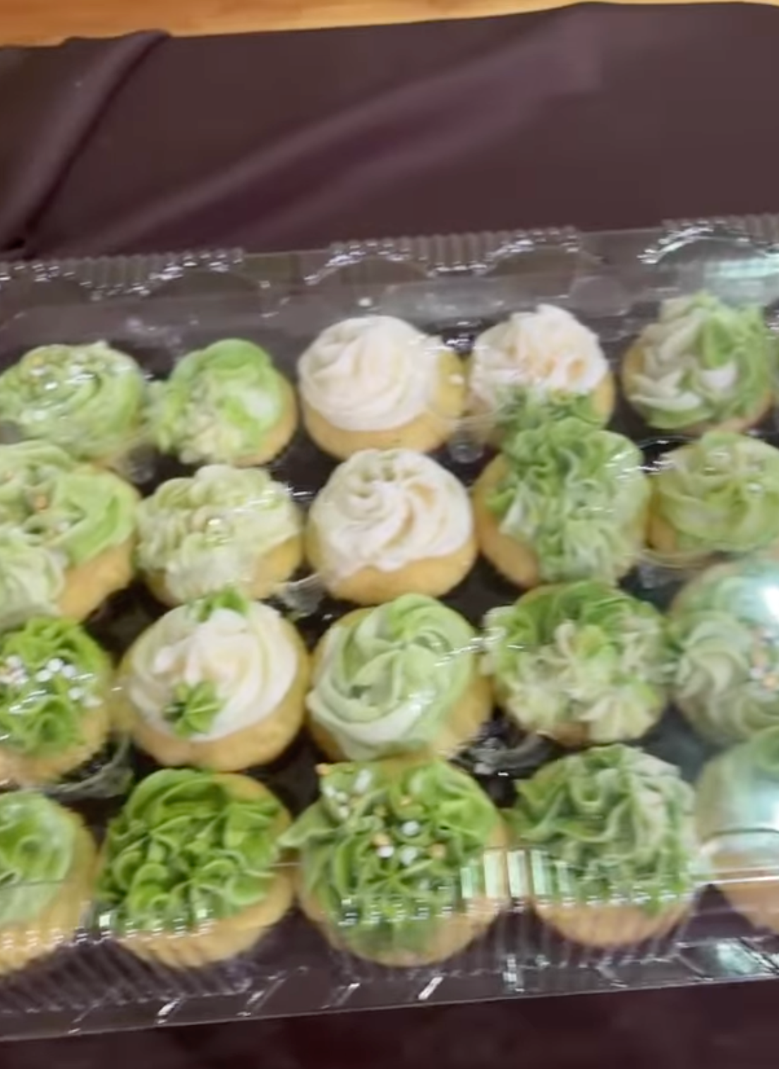 Vanilla Cupcakes (4 ct)